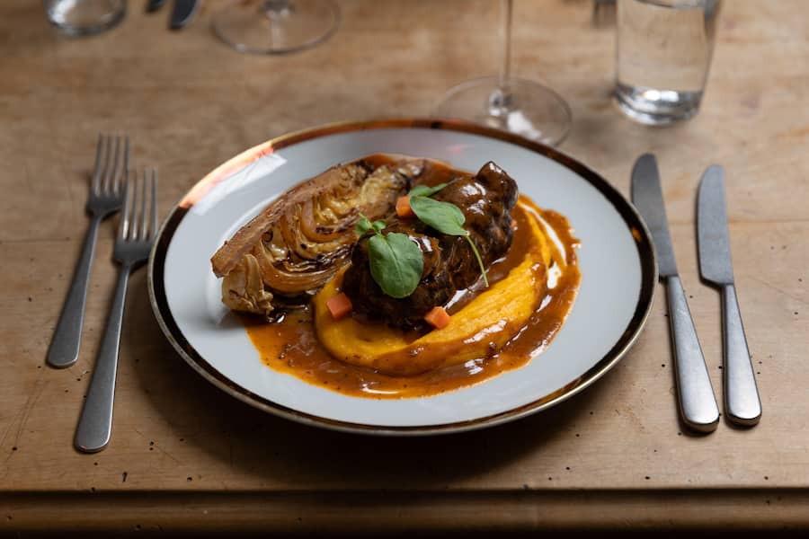 Restaurant Satt Gericht: RINDERROULADE MIT TOGGENBURGER RAUCHSPECK, Kürbis-Kartoffelstock, geschmorter Spitzenkohl.