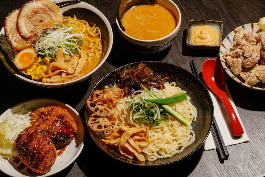 Über zwölf Stunden köchelt die Brühe im Zürcher Sappo. Nudeln aus Sapporo und lange fermentierte Misopaste bringen Hokkaido in die Schüssel.