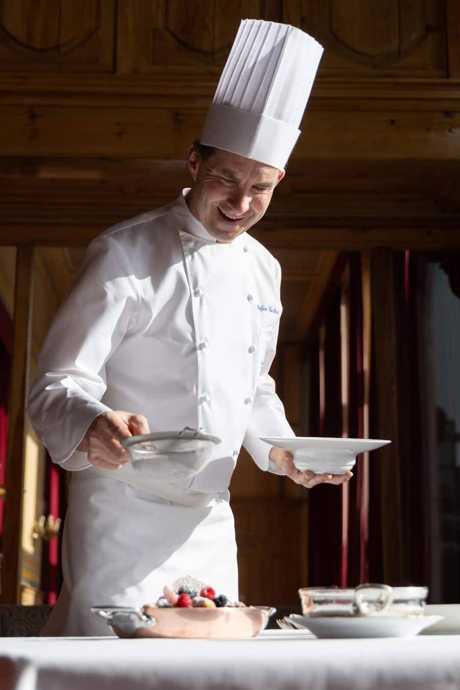 Pâtissier Stefan Gerber bereitet einen Kaiserschmarrn vor.Â