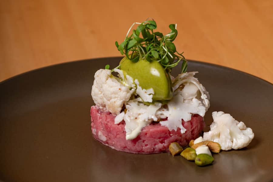Tatar vom Piemonteser Rind, mit Pommerysenf-Vinaigrette & Blumenkohl.