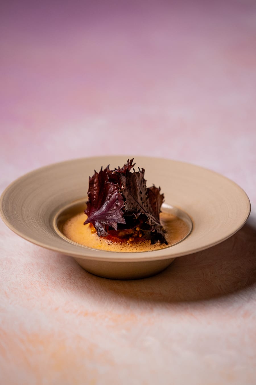 Rickenbach Sz, 21.08.2026 - Restautant Magdalena, Gericht; TOMATE, Niedergegarte Tomate, Datteri Confit, Reiscrumble | Mandelmayo, frischer Thaibasilikum, Kimchi Beurre Blanc - Copyright Rémy Steiner