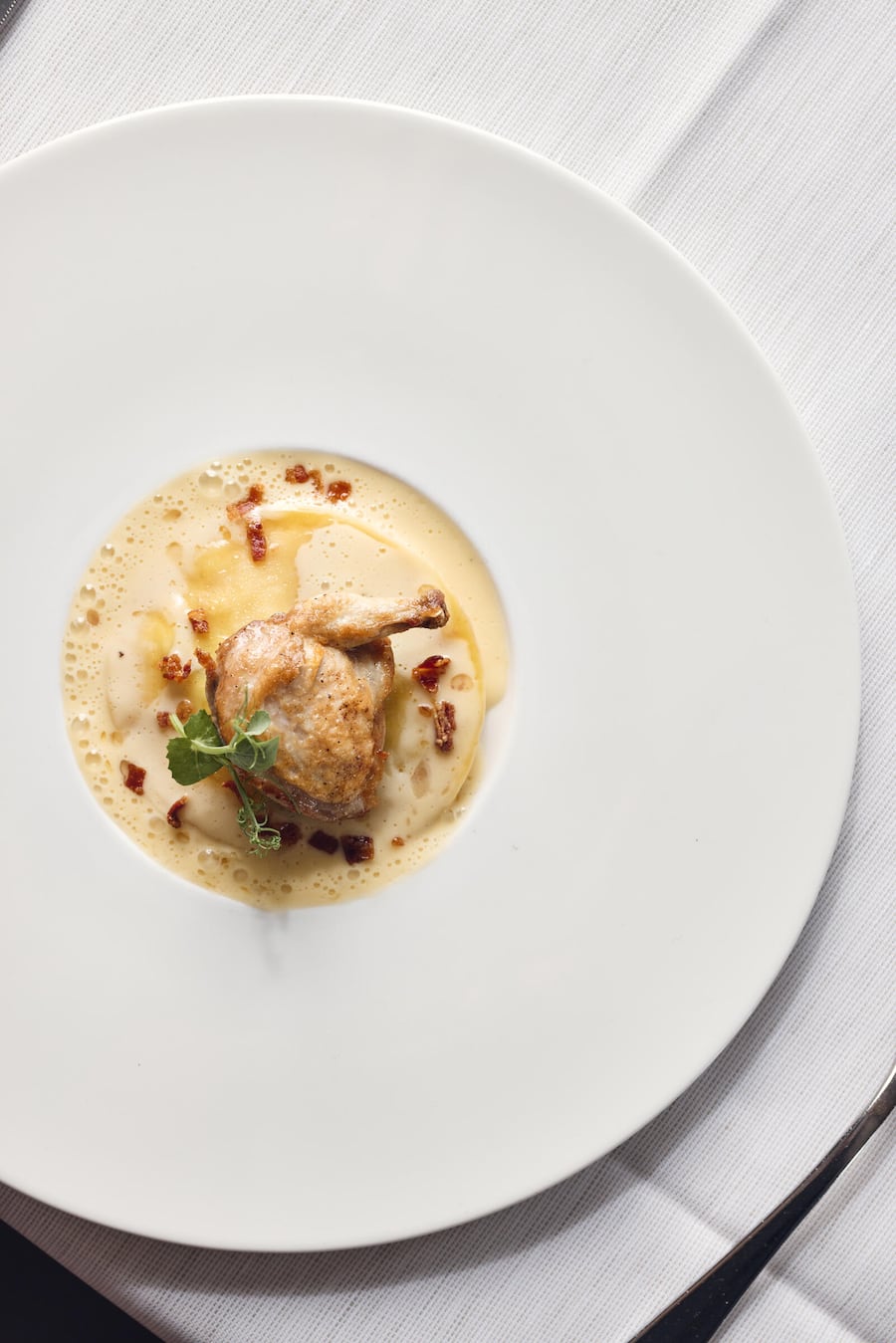 Gericht: Wachtel auf Speck-Wirsing-Ravioli, Beurre Blanc, Rotkrautöl Reussbad, Luzern, LU Wildgerichte 2026 von Florian Fankhauser