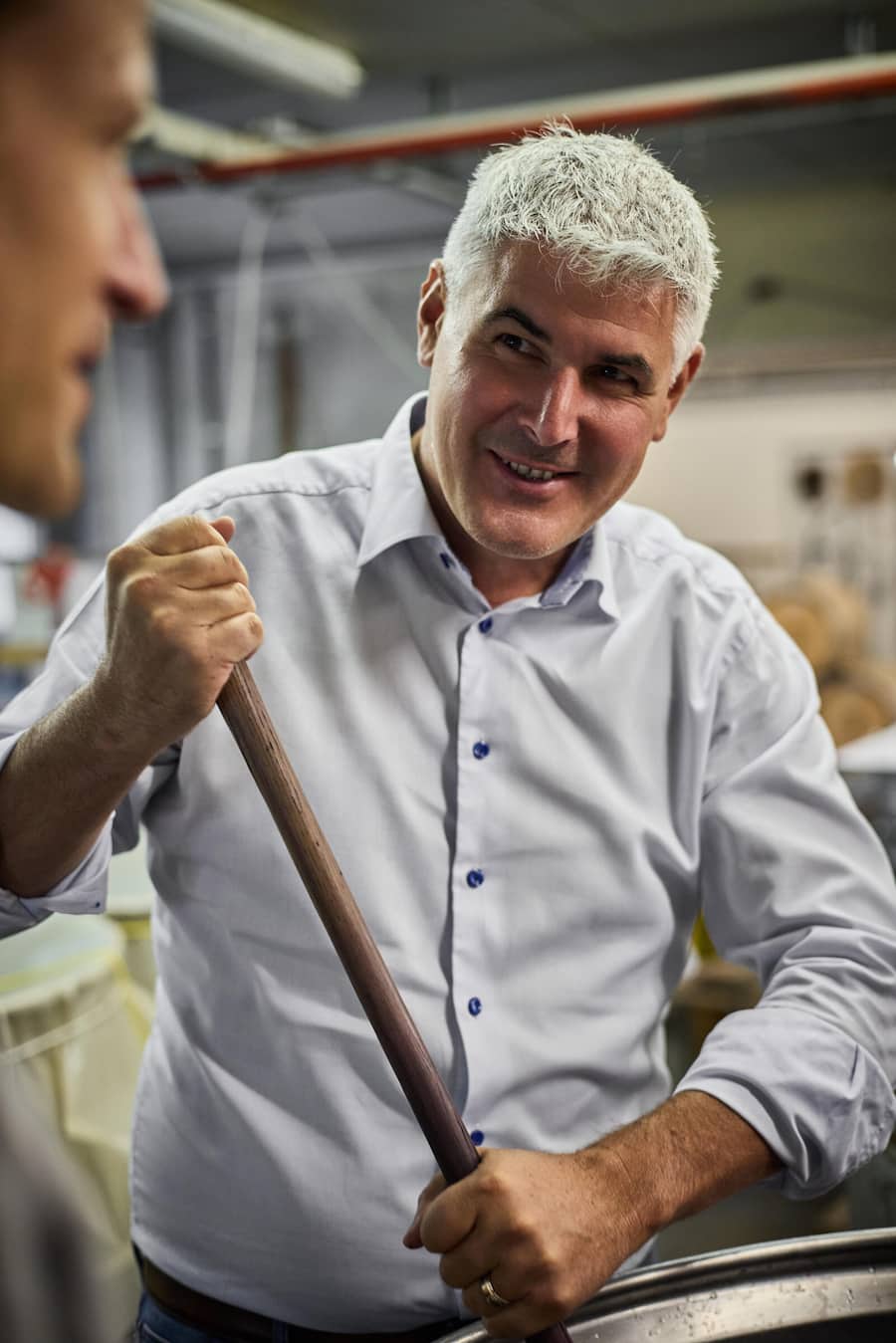Anpacken: Swiss-Wine-Chef Pierre-Alain Bapst beim Unterstossen des Tresterhuts.