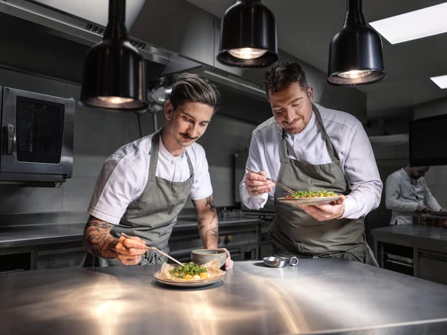 Atelier Hess, Nicolas Lundgren (r.) â Küchenchef & Lucas Fiorenza (l.) â Souschef, Engelberg