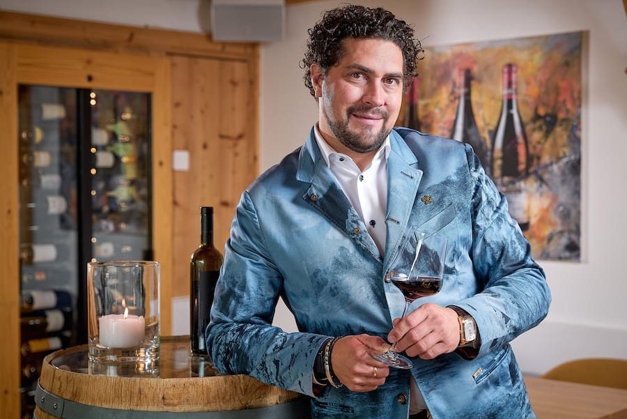 Der Hotelier Sebastian Metry ist Besitzer des Chalet Hotel Schönegg in Zermatt, Relais & Châteaux-Delegierter für die Schweiz und pflegt einen in der Nobelvereinigung ungewohnten Kleiderstil.