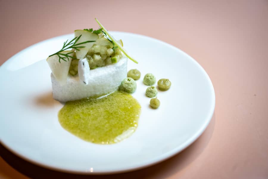 Er brillierte mit einem luftig-leichten Eiweissschaum mit Apfel, Dill, Verjus & Kardamom.