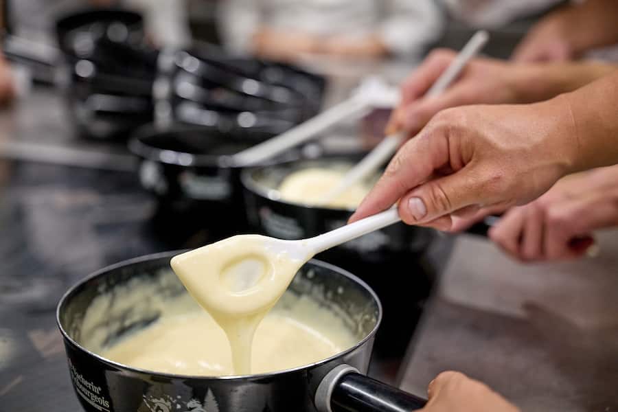 Grimentz, le 11 octobre 2026, Epicurialpes 2026 soirée des chefs au Weisshorn Victor Morlez, Franck Raynaud et Pierroz Ayer et Didier Decourten , ici Pierroz Ayer nous fait sa traditionnelle fondue après le plat de chasse © sedrik nemeth