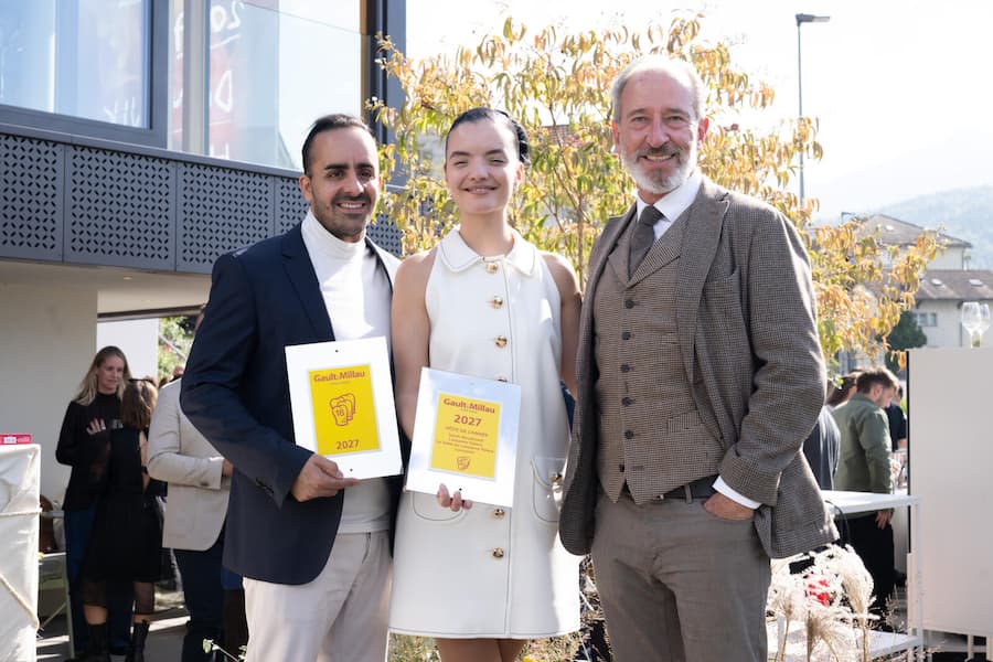 Franck Pelux, Sarah Benahmed und Knut Schwander, Verantwortlicher GaultMillau Westschweiz (v.l.).