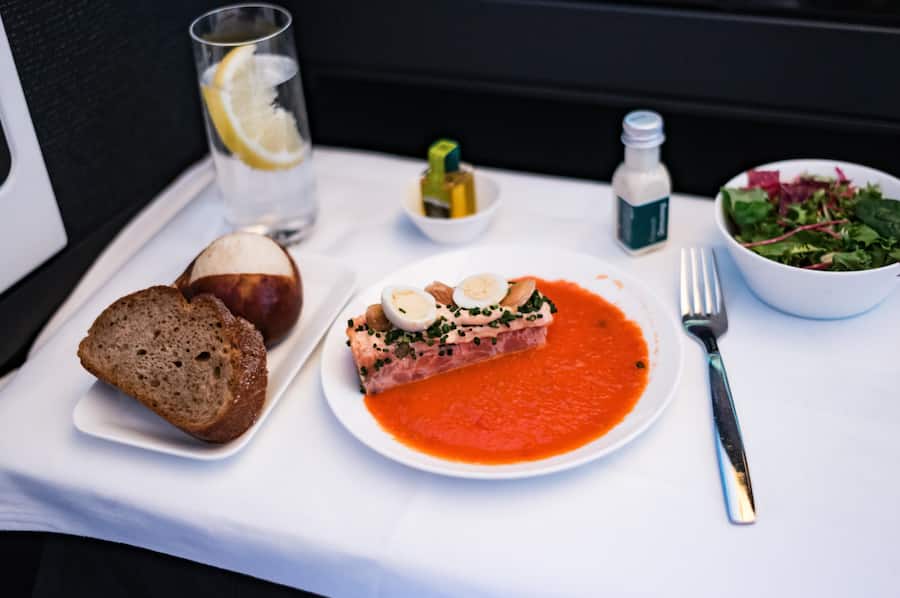 Gericht: Rauchlachs-Tatar mit Kimchi-Mayo, Wachteleiern und gerösteten Mandeln, andalusischen Gazpacho Swiss Flug, A350 Zürich - Shanghai China Shanghai Citiy, Cina - 2026 - by Adrian Bretscher for Swiss int. Airlines & Caminada Magazin