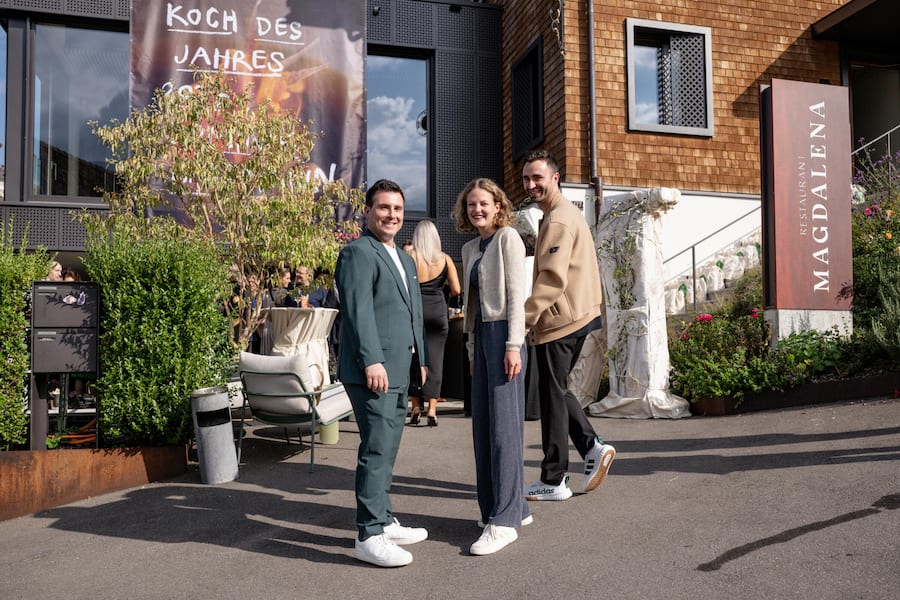 Giuseppe Lo Vasco mit Freundin Franziska Holzbach und Silvio Germann GaultMillau Koch des Jahres 2027, Magdalena Rickenbach SZ- ©Adrian Bretscher