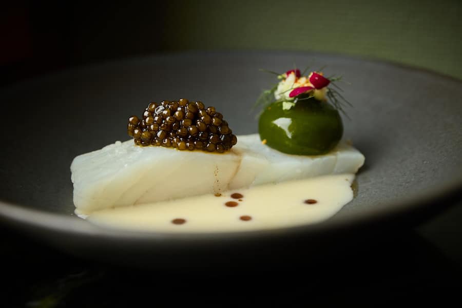 Harmonierte mit den Südtiroler Weinen: Steinbutt mit Kaviar, Kapern und Beurre blanc.