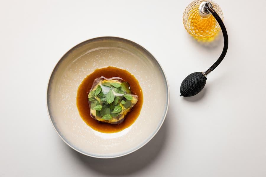 Die Consommé zum Niederknien: Steinpilze, Estragon und Whisky aus dem Spray. Umami, «Orsini»-Style.