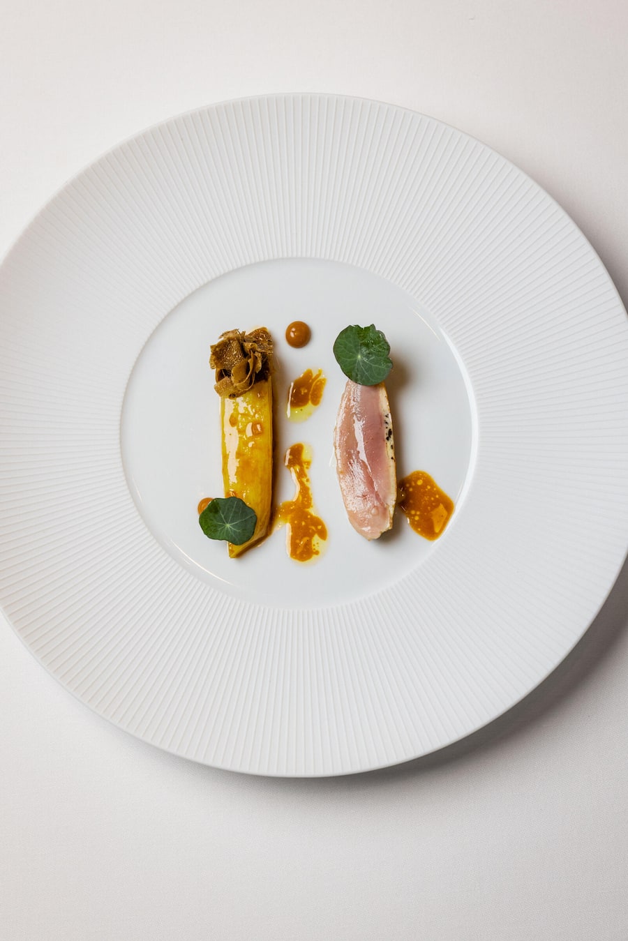 Frisch gezupft: Rebhuhn mit Trompetenpilzen. Mit Foie gras-Sauce.