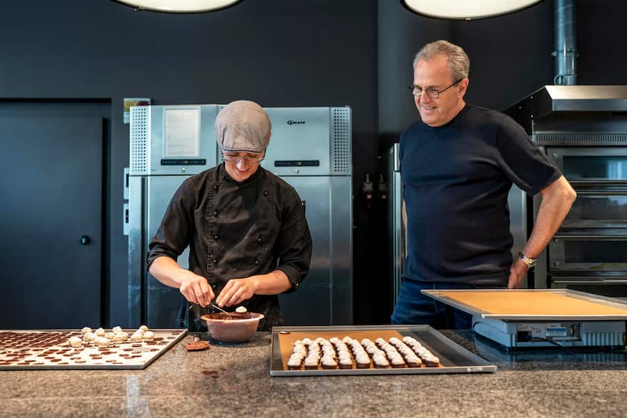 Max Chocolaterie , Luzern, Patrik König mit Confiseur Emil, bei Amaretti Produktion