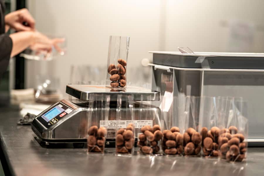 Max Chocolaterie , Luzern, Chocomandeln werden eingepackt
