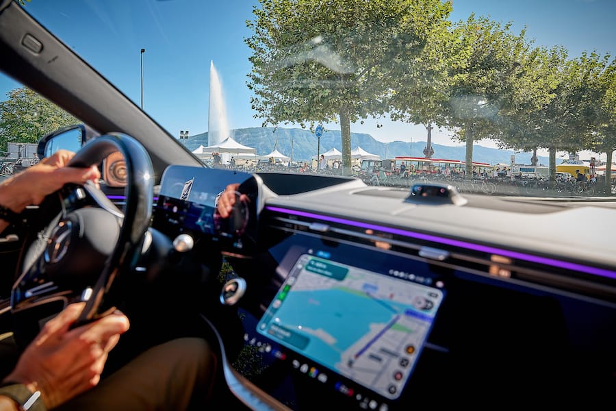 Genève, le19 septembre 2026, Mercedes tour des adresses , ici à la rue du Rhône chez les aviateur avec Denis Alonso gérant et Emma au service avec leur trio de burger et leur tartare © sedrik nemeth