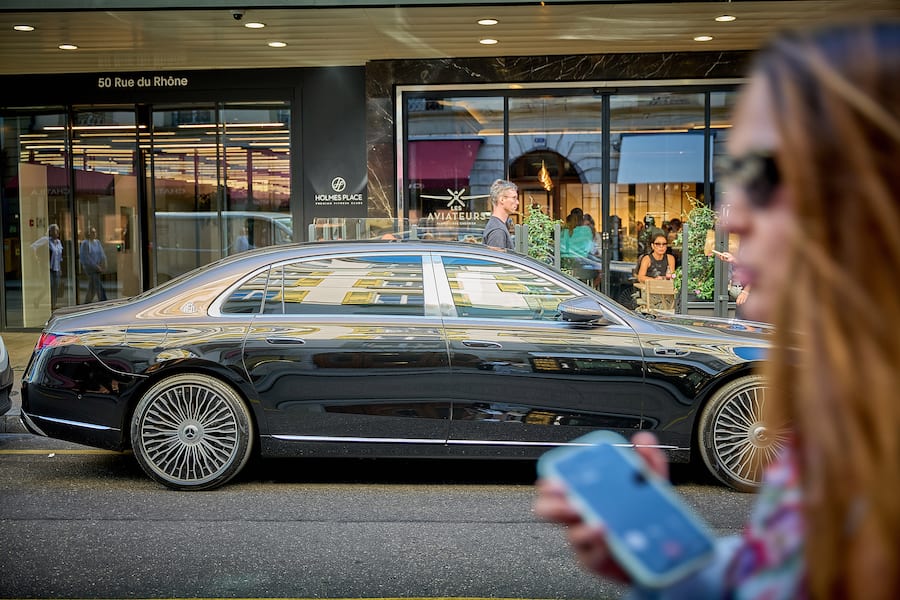 Genève, le19 septembre 2026, Mercedes tour des adresses , ici à la rue du Rhône chez les aviateur avec Denis Alonso gérant et Emma au service avec leur trio de burger et leur tartare © sedrik nemeth