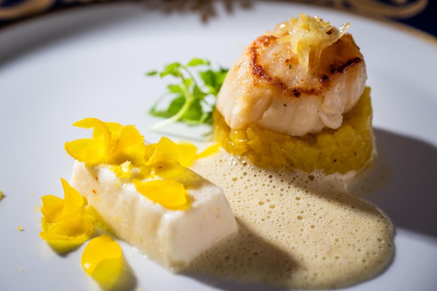 Sackmanns Gericht für Chefs United: Jakobsmuschel-Soufflé, Amalfi-Zitrone, Madagaskar-Vanille.