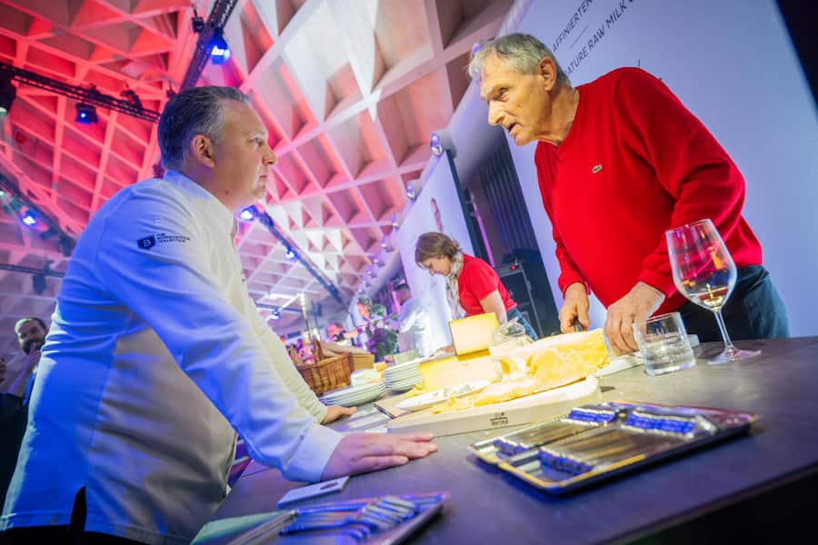 Alpkäse für den Chef: Mike Wehrle an der Station von Maitre Fromager Rolf Beeler.