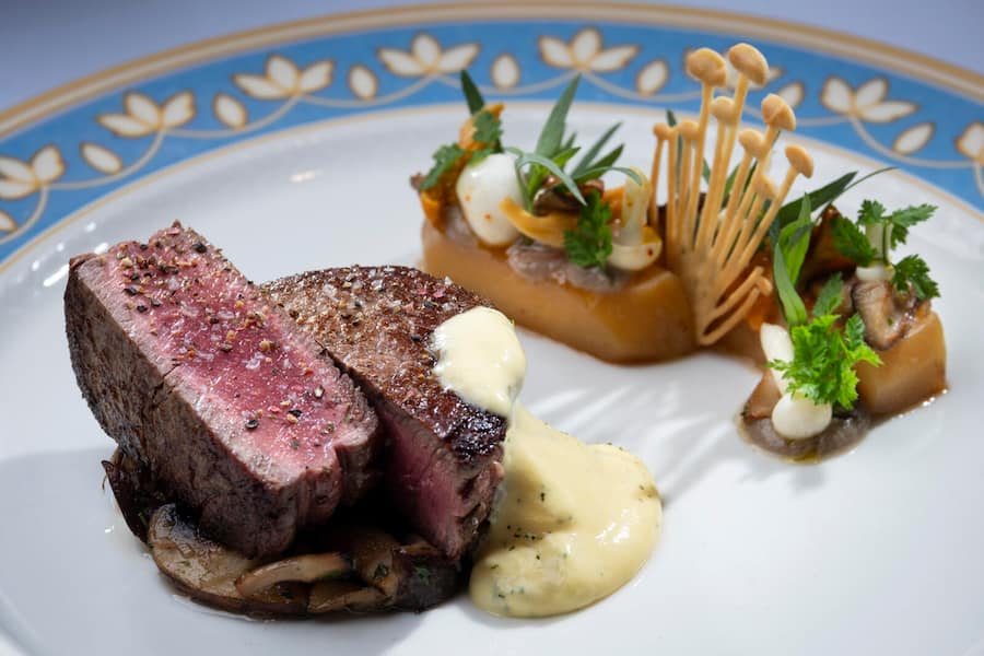 Filet de boeuf grillé à la cheminée, poelée de champignons des bois, pommes de terre fondantes et sauce Béarnaise.