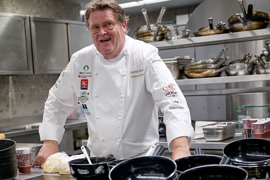 Grimentz, le 11 octobre 2026, Epicurialpes 2026 soirée des chefs au Weisshorn Victor Morlez, Franck Raynaud et Pierroz Ayer et Didier Decourten , ici Pierroz Ayer nous fait sa traditionnelle fondue après le plat de chasse © sedrik nemeth