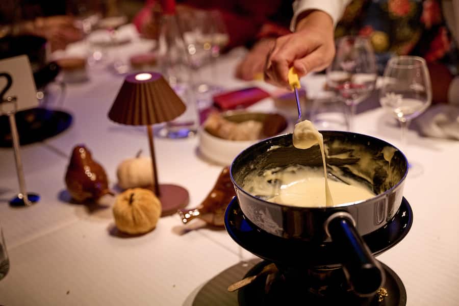 Grimentz, le 11 octobre 2026, Epicurialpes 2026 soirée des chefs au Weisshorn Victor Morlez, Franck Raynaud et Pierroz Ayer et Didier Decourten , ici Pierroz Ayer nous fait sa traditionnelle fondue après le plat de chasse © sedrik nemeth