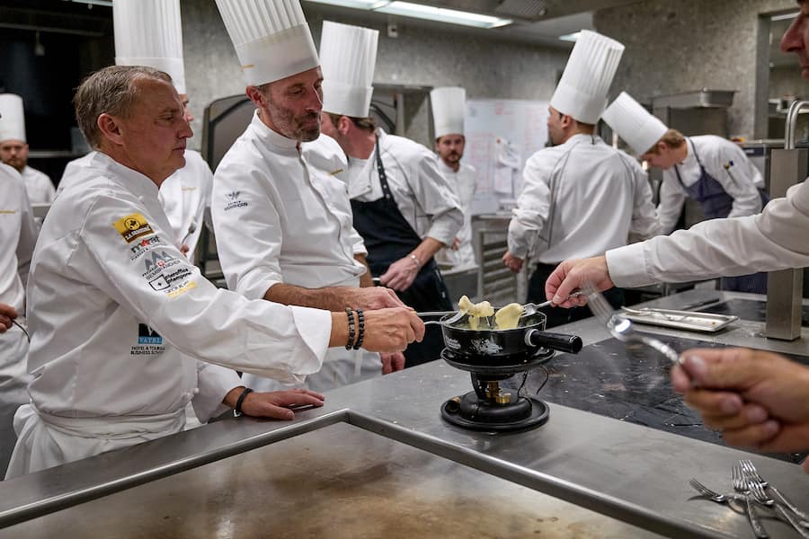 Grimentz, le 11 octobre 2026, Epicurialpes 2026 soirée des chefs au Weisshorn Victor Morlez, Franck Raynaud et Pierroz Ayer, Didier Decourtenet la fondue servie en cuisine pour le Staff, ici Didier Decourten © sedrik nemeth