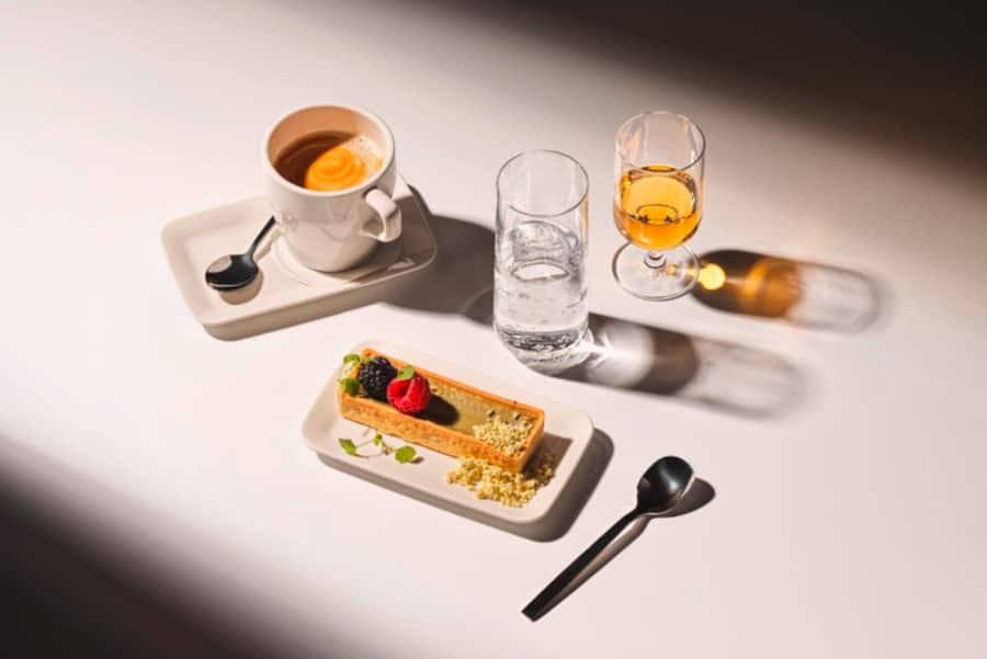 Pistazientörtchen mit Beeren und Pistazienstreusel