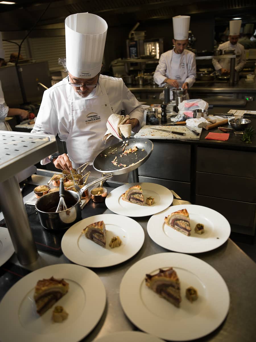Attention à l'organisation du poste de travail! Les candidats étaient également évalués par un jury en cuisine.