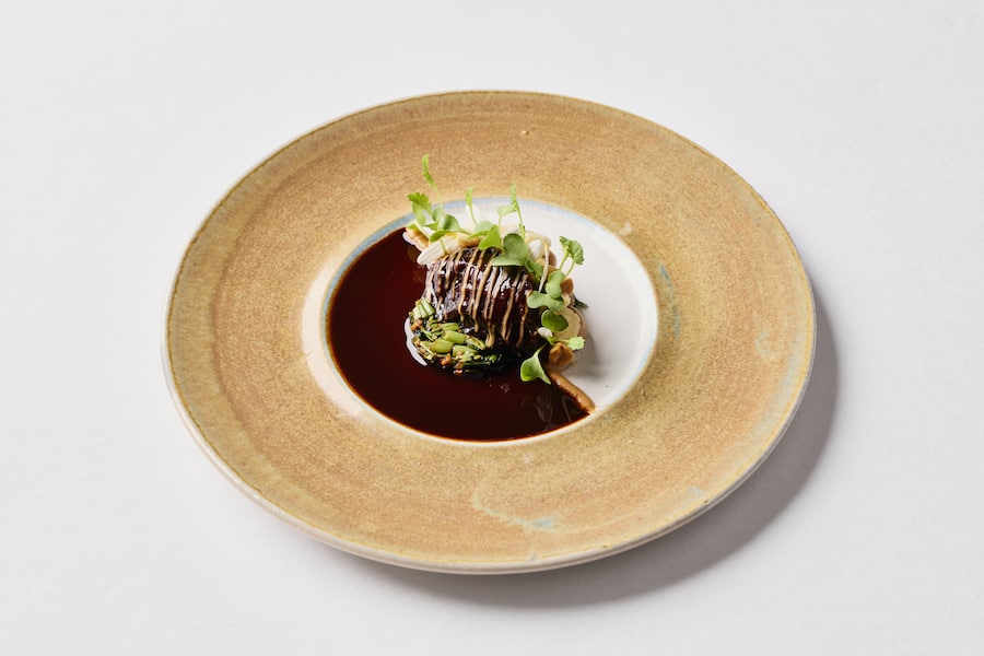 Sichuan Schweinebäggli, Blumenkohl, Erdnuss, Wasserspinat Mit der Kombination aus Bäggli & Blumenkohl bin ich damals in den Gault Millau eingestiegen und habe den Koch des Monats bekommen, das war vielleicht ein kleiner Hintergedanke bei der jetzigen Kombiniation :) Restaurant Maihöfli, Gerichte Robert Steuri, Luzern, LU
