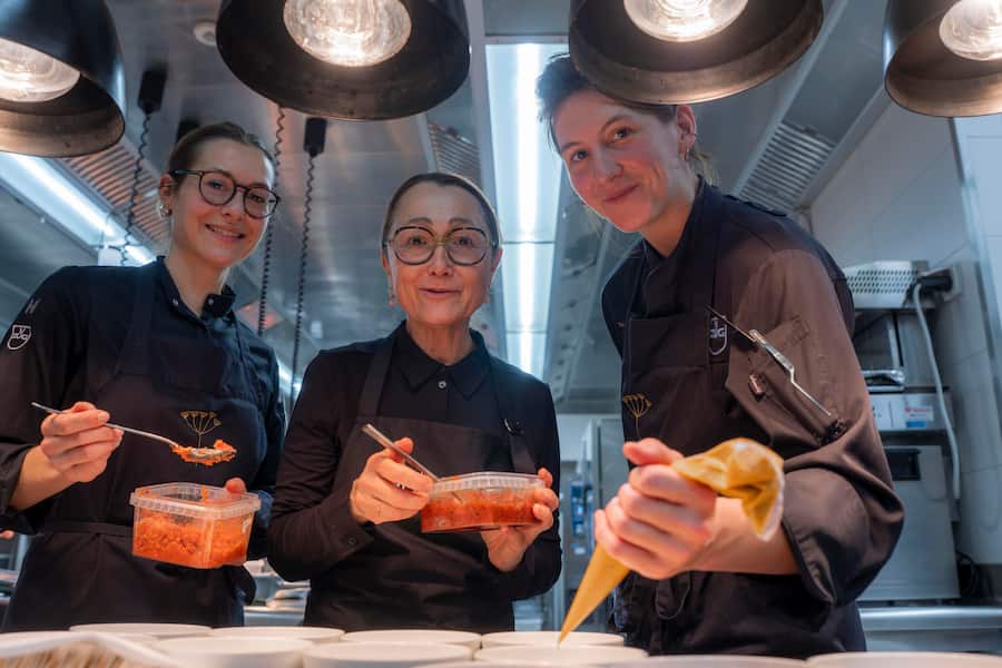 Tanja Grandits (Restaurant Stucki, Basel) mit den beiden Lernenden Julia Bachmann und Katharina Ebert an ihrer Kochstation. © Valeriano Di Domenico