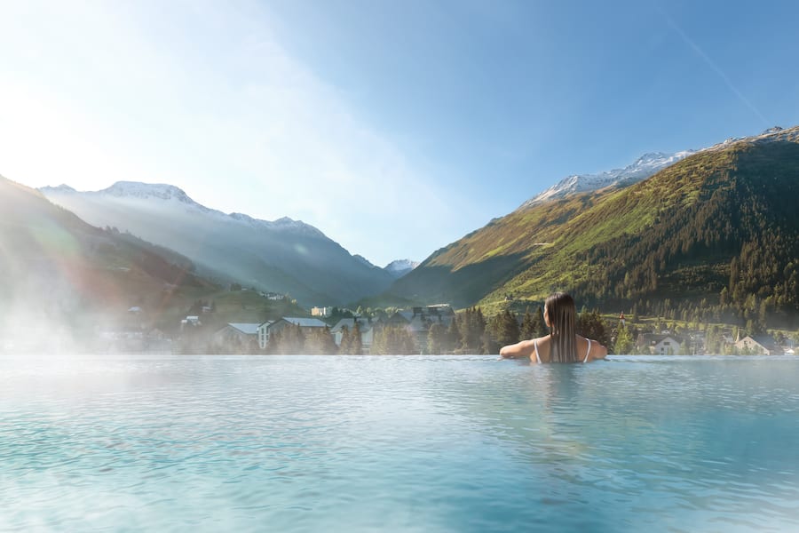 «The Alpinist» für aktive Gäste, mit spektakulären Pools. Eröffnung: Dezember 2027.