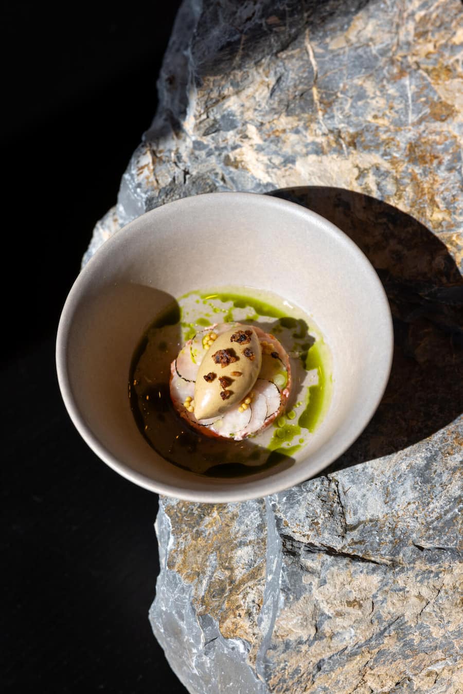 Engelberg OW, 22.09.2026 - Titlis Tower, Joseph's Restaurant, Gericht; Zwiebelglace mit Saiblingstatar - Copyright Rémy Steiner Repo Obwalden GaultMillau-Magazin 3/2026