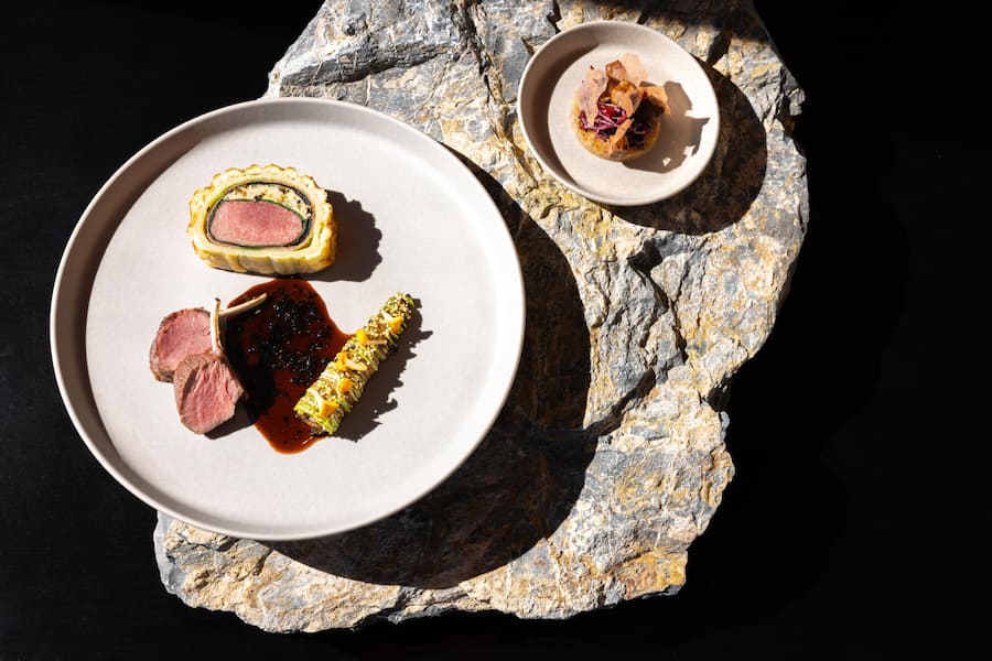 Engelberg OW, 22.09.2026 - Titlis Tower, Joseph's Restaurant, Gericht; Variation vom Holzen-Damhirsch - Copyright Rémy Steiner Repo Obwalden GaultMillau-Magazin 3/2026