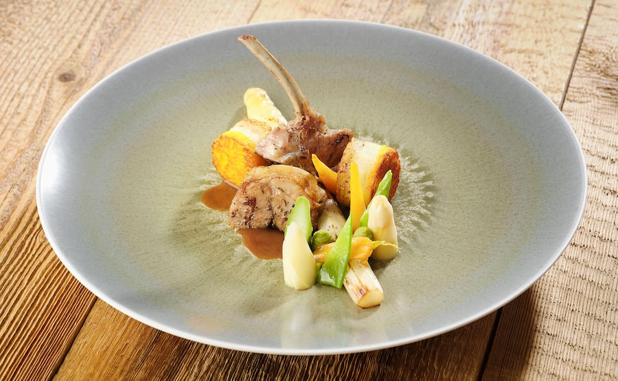 Gitzi mit Spargel und dreierlei Polenta