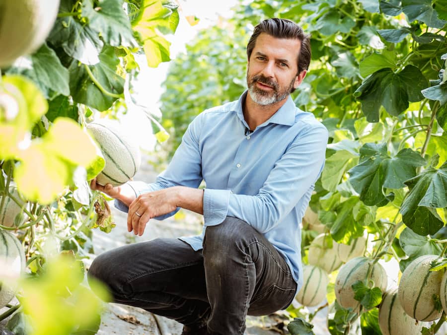 Sarina Arnold (Schweizer Model) kocht mit Chefkoch Andreas Caminada einen Gemüse-Salat für den GaultMillau Channel. Zuerst holen sie frisches Bio-Gmüse vom Bauer Foffa. - Casa Caminada, Schloss, Fürstenau - Mittwoch, 14. August 2019 - Copyright Olivia Pulver