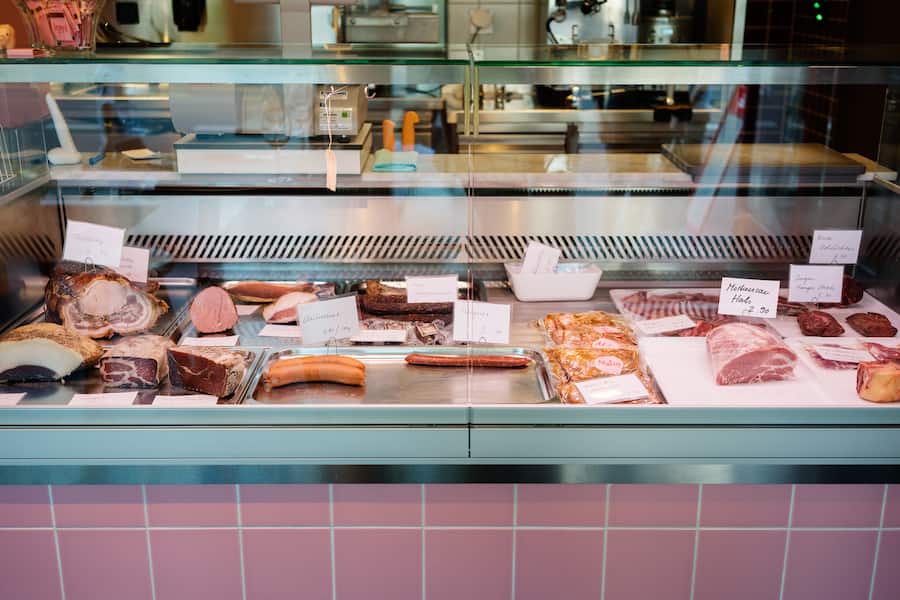 Fleischvitrine der Restaurant Metzg von Marlene Halter an der Langstrasse in Zürich Kreis 4
