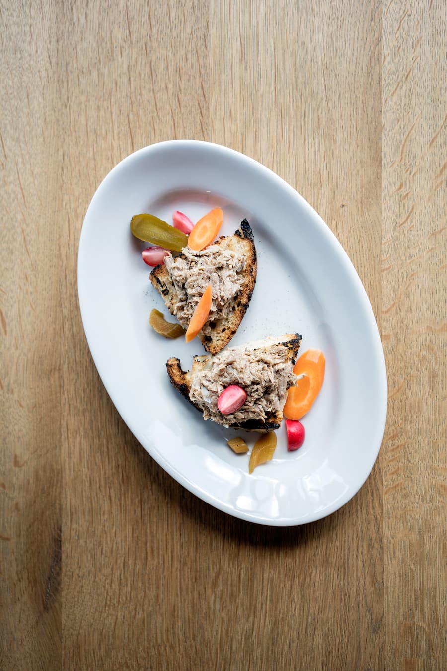 Schweineschulter-Rillette mit eingelegem Gemüse im Restaurant Metzg von Marlene Halter an der Langstrasse in Zürich Kreis 4