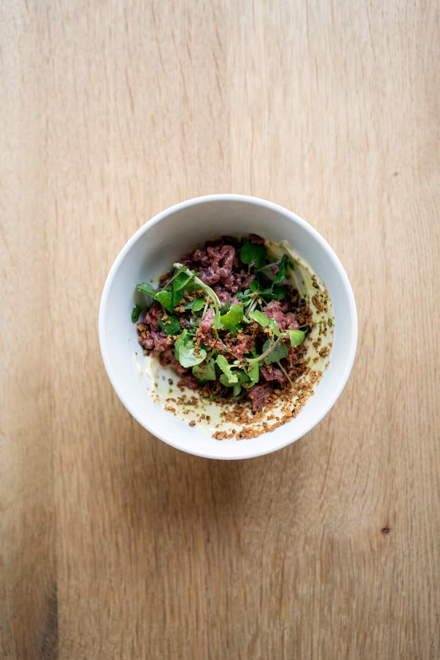 Rindstatar mit Brunnenkresse und Roggenbrot-Krümel im Restaurant Metzg von Marlene Halter an der Langstrasse in Zürich Kreis 4