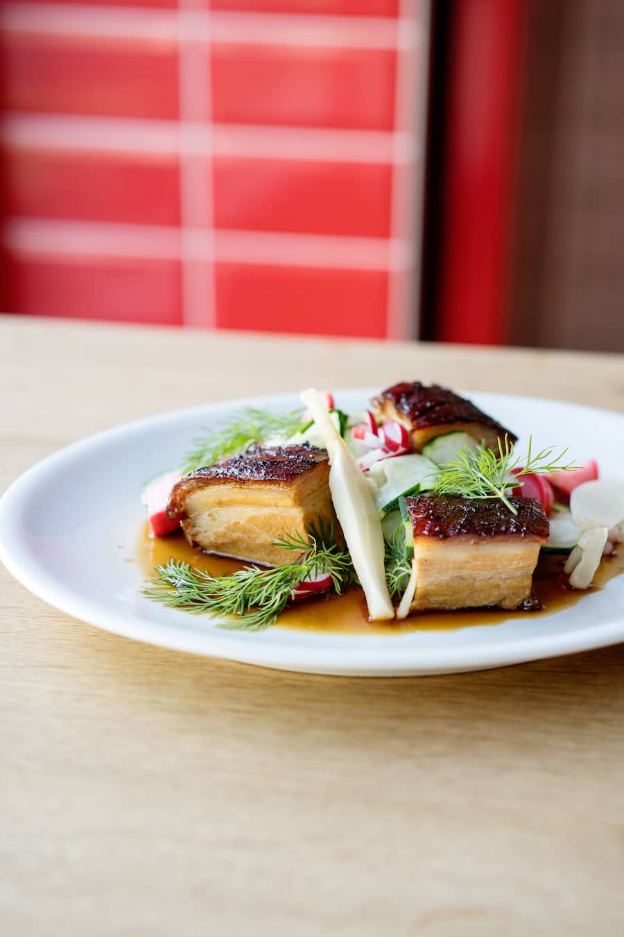 Schweinebauch und eingelegtes Gemüsein in der Restaurant Metzg von Marlene Halter an der Langstrasse in Zürich Kreis 4