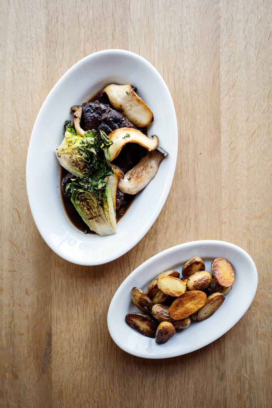 Rinderhaxe und Bratkartoffeln im Restaurant «Metzg» an der Langstrasse in Zürich