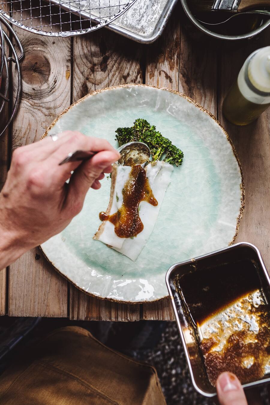 Mini-Brokkoli mit Lardo und Ponzu - Markus Arnold (Chefkoch Steinhalle Bern) zeigt uns seine liebsten Sommergerichte und den Kräuter- bzw. Gemüsegarten auf der Terasse der Steinhalle: Urban Gardening. - Montag, 3. Juni 2019 - Copyright Olivia Pulver