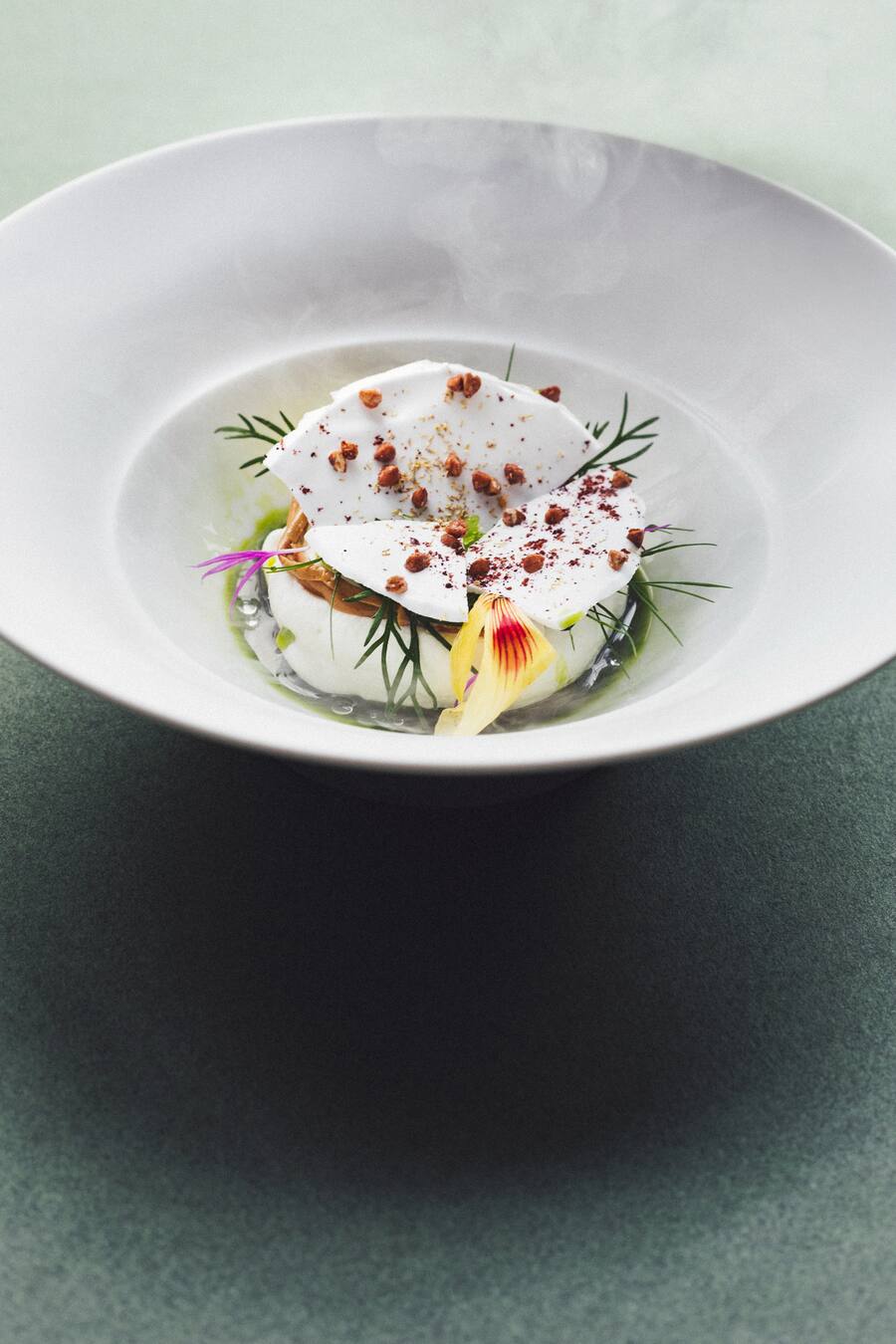 Hotel Vals 7132, Restaurant Silver, Chefkoch Mitja Birlo,Eis aus der Molke, die beim Buttermachen übrig bleibt, reduzierte karamellisierte Molke, Kapuzinerkresse-Granité, Meringue mit Sumach und Buchweizen, Kapuzineröl,Foto: Digitale Massarbeit, Tanja und Simon Kurt