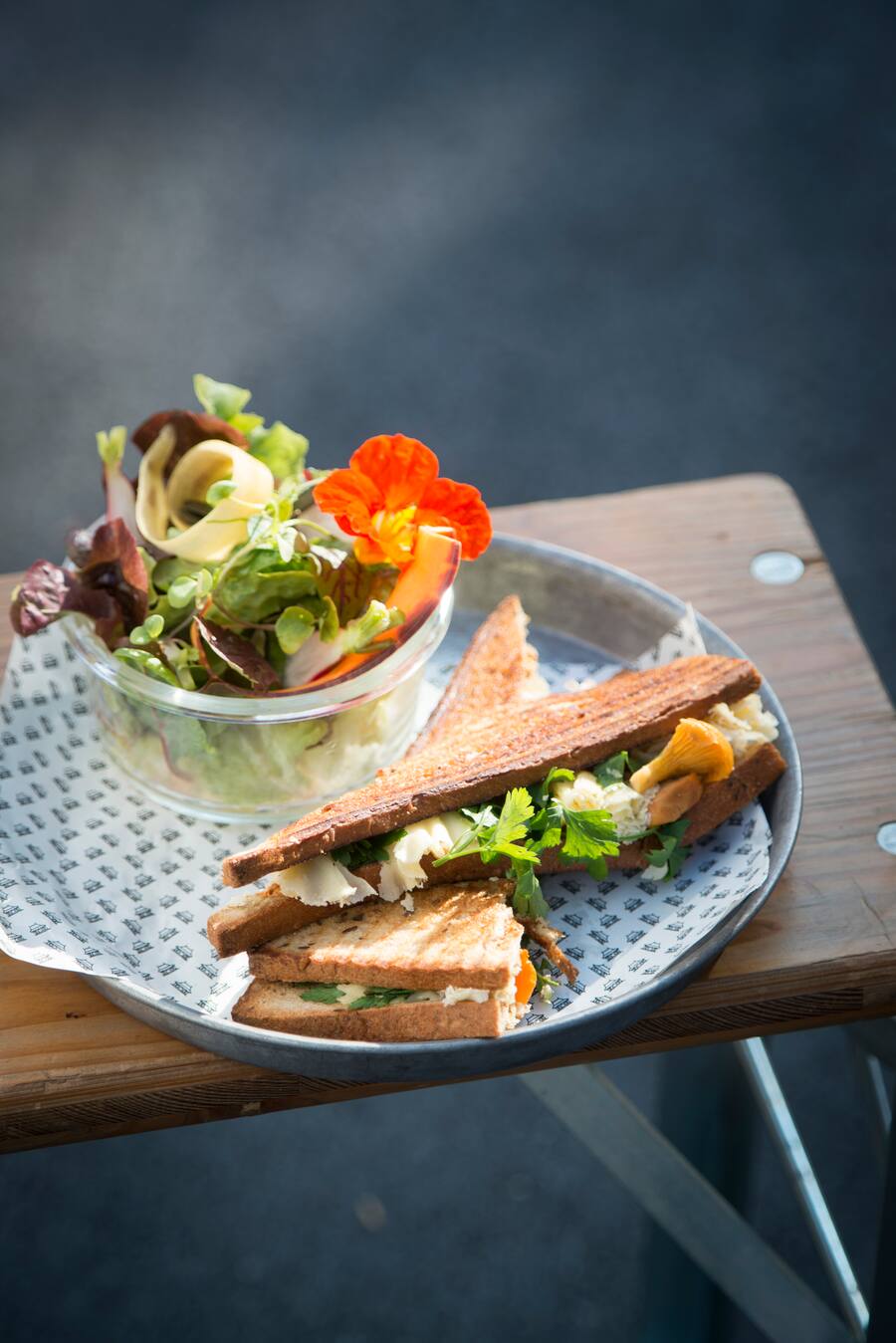 Café Le Montriand à Lausanneici croque Monsieur "Le moine des sous-bois",chanterelle marinées,tête de moine et persil