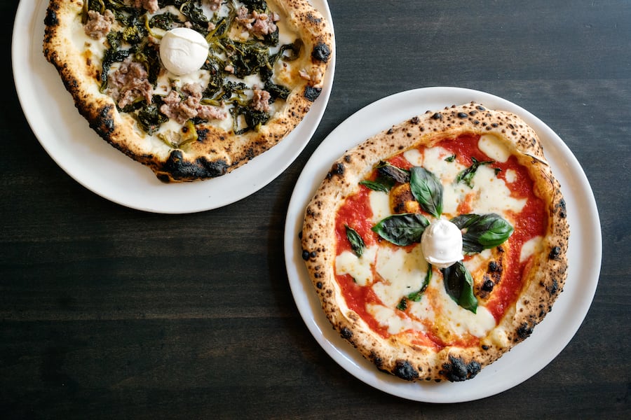 Pizza Margeritha und Pizza salsiccia e friarielli vom dreifachen Pizza Weltmeister Raffaele Tromiro im Restaurant Napulé in Meilen am Zürichsee