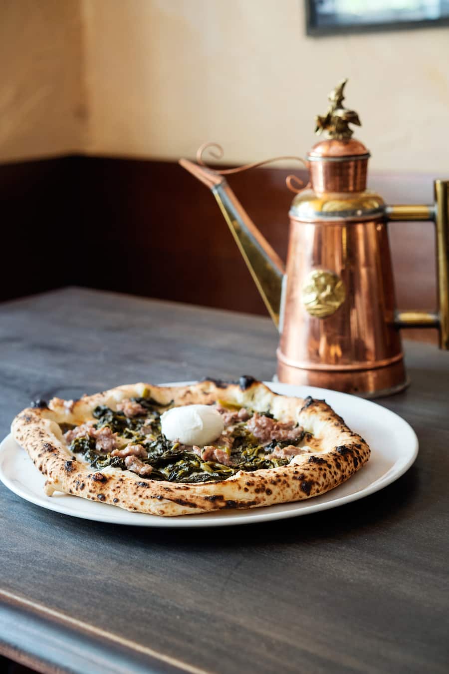 Pizza salsiccia e friarielli im Restaurant Napule in Meilen vom dreifachen Pizza-Weltmeister Raffaele Tromiro