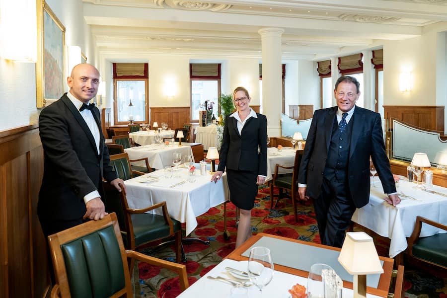Natale Morano, Chef de Service, Nicole Herb, F&B Managerin und Rolf Brönnimann, Hoteldirektor
