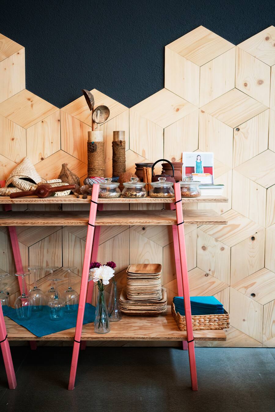 Die Einrichtung strahlt eine angenehme Ruhe aus im sri-lankischen Restaurant Neela beim Bahnhof Wiedikon in Zürich an der Zweierstrasse