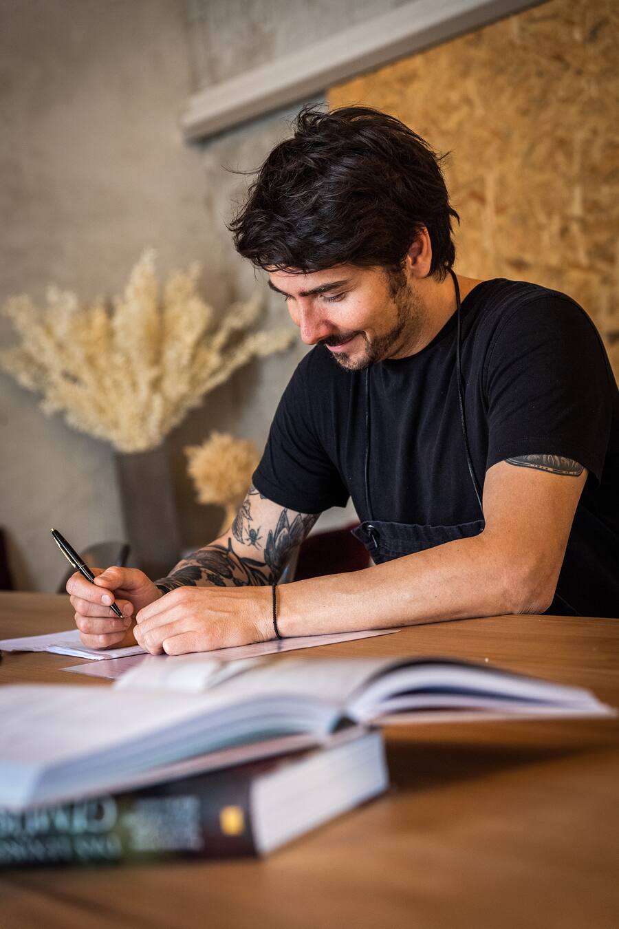 Nenad Mlinarevic kocht in seinem Labor 2019