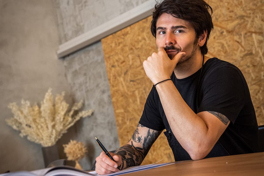 Nenad Mlinarevic kocht in seinem Labor 2019